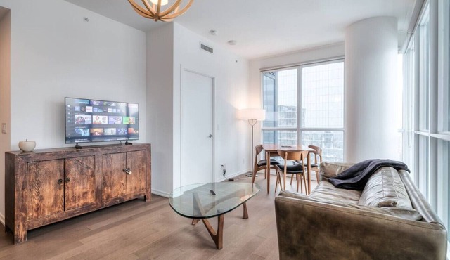 Chic 1BR Condo in Down Town w/Balcony Views in Toronto
