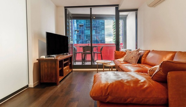 Chic 2BR Apartment Free Parking Balcony and Views
