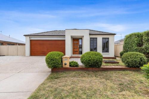 Chifley Place - Modern Comfort near Delacombe Town