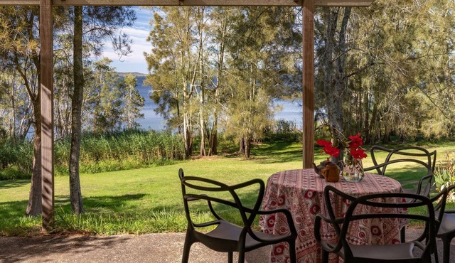 Chill Out - couples retreat on the lake - short drive to Seal Rocks