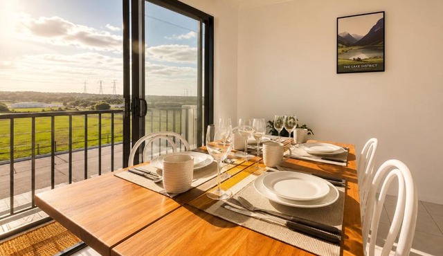 City Explorer Base 3BR&2 Floors&Walk to Mall & Airport Transit