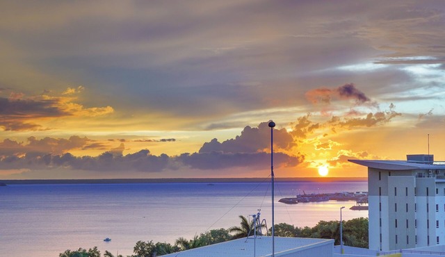 City Retreat Top floor, Harbour Views, Pool + Gym