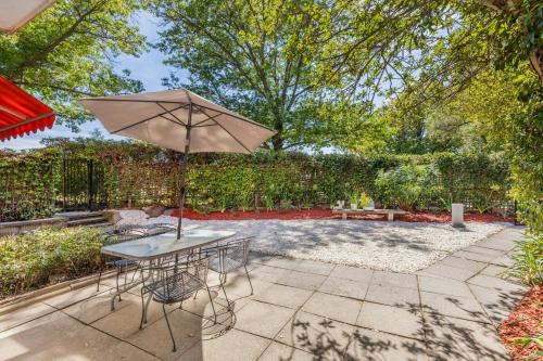 Classic 2BR Guest Suite Near Lake with Garden Oasis