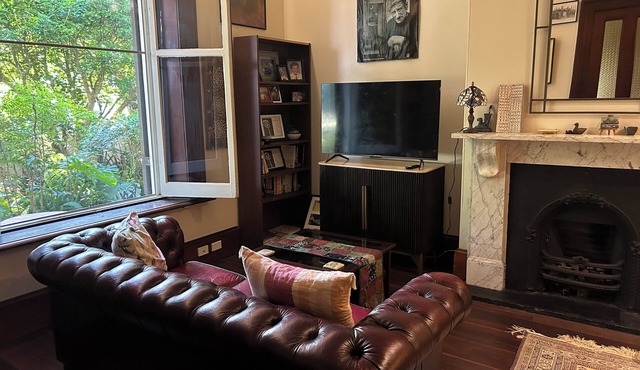 Classic high-ceilinged apartment in historic harbourside house, glorious gardens