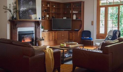 CLAYFIELD HOMESTEAD - rustic country accommodation