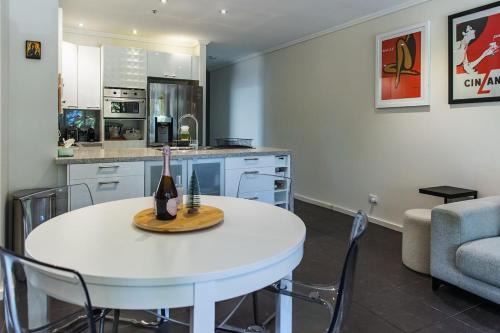 Cleo, Indoor pool and gym. Central location