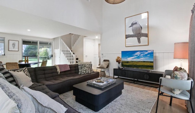 Cliff House Cottage - Modern Metung Retreat