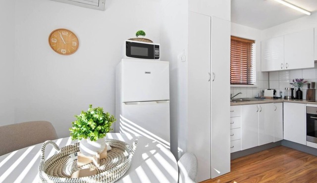 Close to Everything, Entire St Kilda Apartment Queen Bed