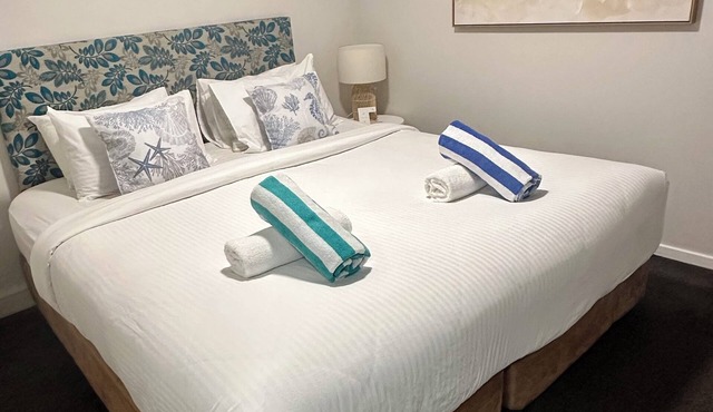 Coastal Breeze Nelson Bay: King Bed, Spa bath, Private balcony, Resort pool