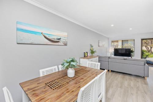 Coastal convenience! Walk to the shops & cafes.