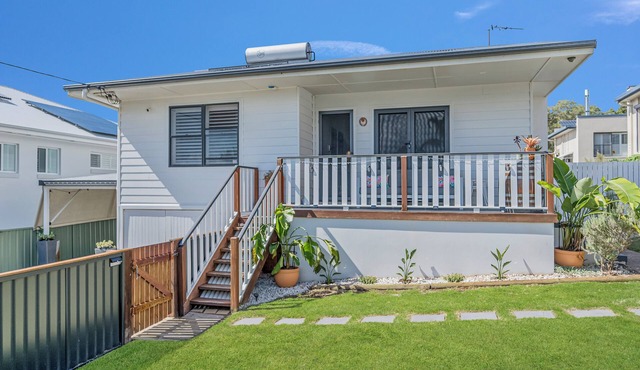 Coastal Escape - Close to CBD & Port's Beautiful Beaches.