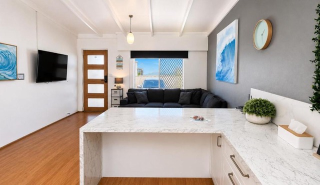Coastal Escape Walk to Beach, Cafes & CBD