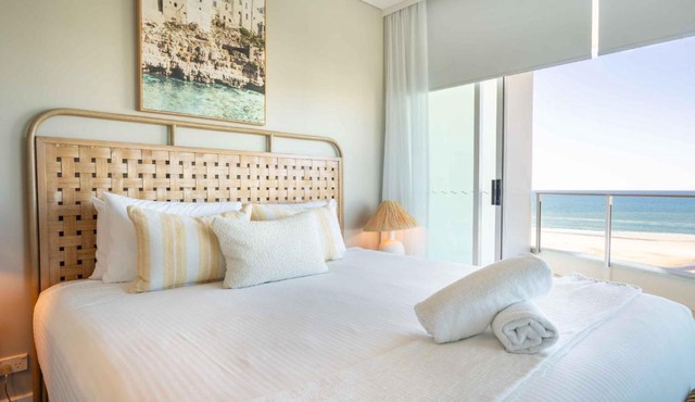 Coastal Penthouse 3BR Luxe Living Over Kirra Beach