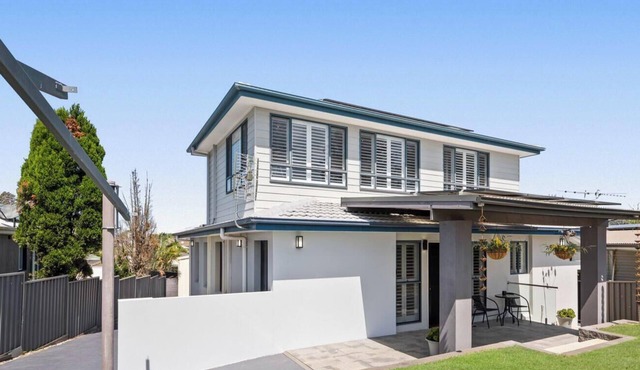 Coastal Retreat In Lake Macquarie