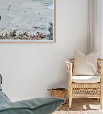 Coastal retreat near shops & beach