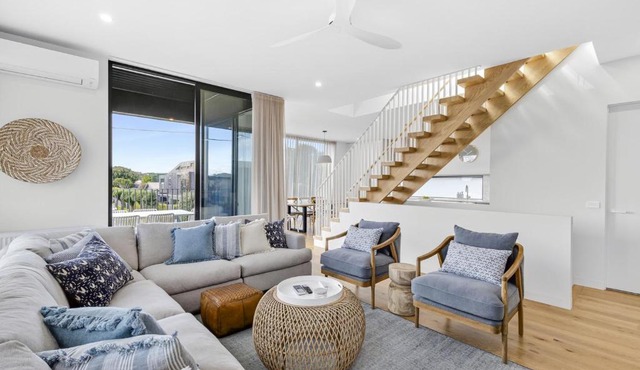 Colite Luxury Barwon Heads Sleeps 8 Rooftop deck 2 minute walk to the main shops river and parks