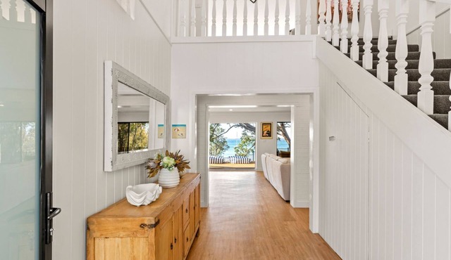 Collingwood Villa- Waterfront and Pet Friendly home