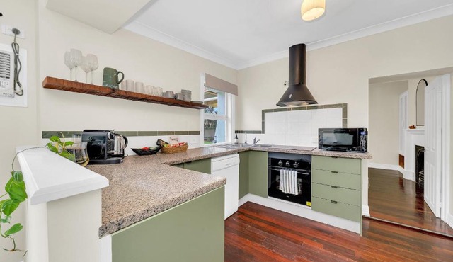 Comfy Heritage Cottage in Gawler South, spacious with 3 bedrooms and close to city train, shops and dining
