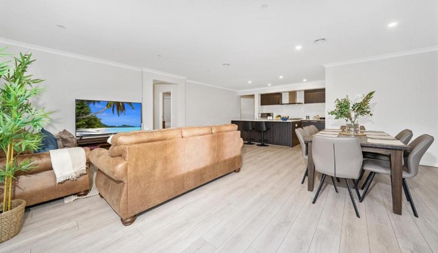 Comfy Premium 4BR Near Airport, Cafes & Amenities