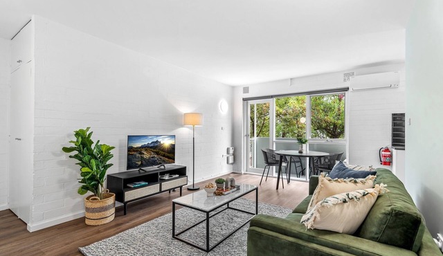 Contemporary 1-Bed Apartment with Park Views