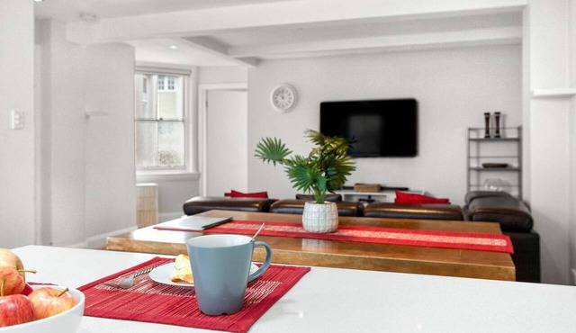 Coogee House - footsteps from the Beach!