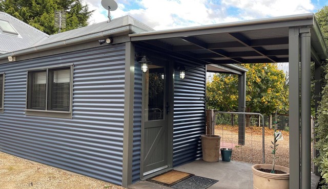 Cool shed conversion on park-like acreage in Harcourt North. Pet friendly!