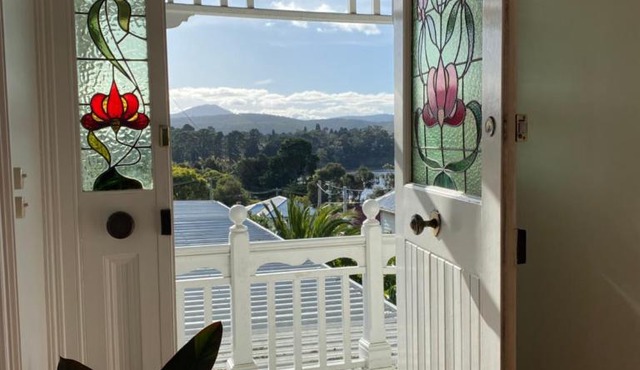 Cornelian Bay Weatherboard Hideaway