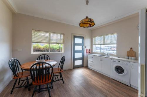 Cosy and Comfortable Unit with Parking & Wifi in Devonport