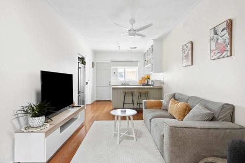 Cosy Geelong West Townhouse with secure garage