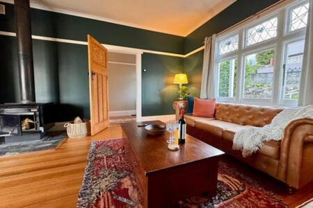 Cosy Launceston Spa Cottage w Fire Pit and BBQ