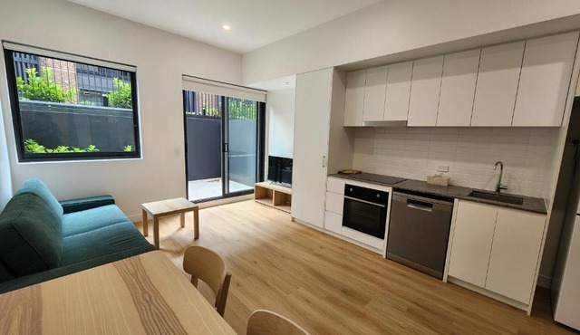 Cosy Unit Near Light Rail