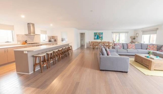 COWES BOAT RAMP FAMILY BEACH RETREAT (SLEEPS 20)