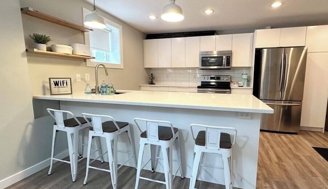 Cozy 2 Bedroom Suite Near Hiking and Parks! in Lethbridge