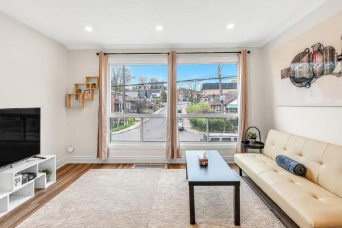 Cozy 2BR Home with Workspace Toronto Retreat in Toronto