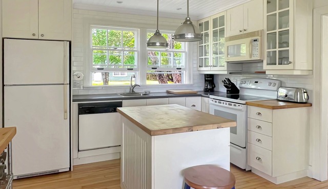Cozy beachfront cottage. Pet friendly! in Shelburne