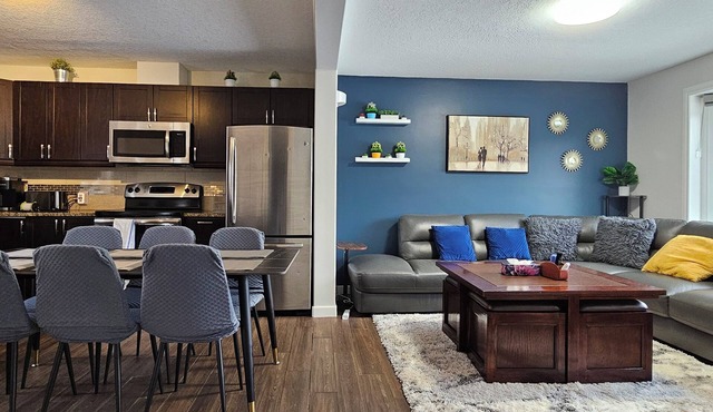 Cozy King Bed &Breakfast 4beds *AC* near Winsport in Calgary