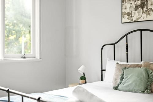 Cozy Queen Room - Nearby Transport & Shop - Shared Bathroom