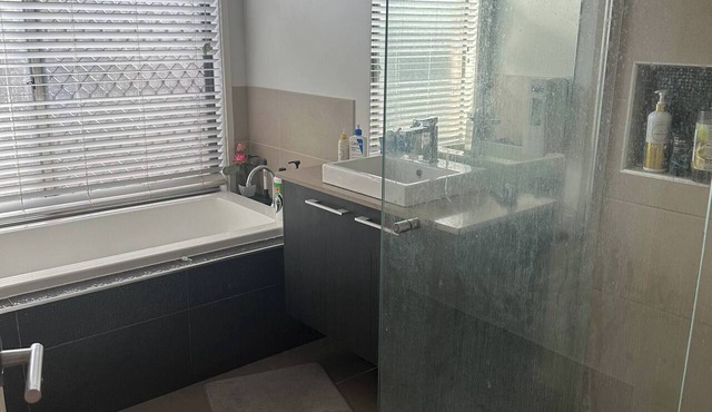 Cozy Room Rental in Caloundra West with Private Facilities in Caloundra West