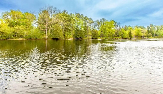 Cozy waterfront cottage with a private dock for boats in Severn Bridge