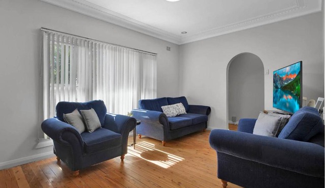Crossroads Cottage - Close to Zoo Charming & Cosy
