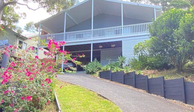 Cute, comfy whole house with a huge deck, minutes from local beaches!