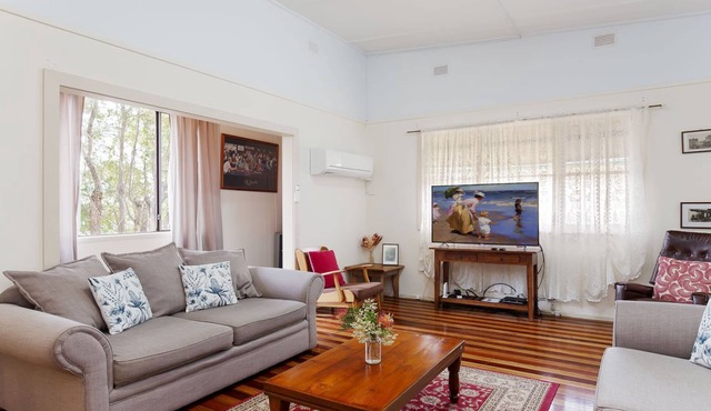 Daves Place, 27 Rigney St - Holiday house with Wifi, Dog Friendly, Aircon & Boat Parking
