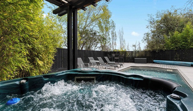 Daylesford house + studio for 8 with pool + spa