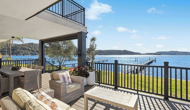 Deep Waterfront Estate | Jetty, Sleeps 10, Views