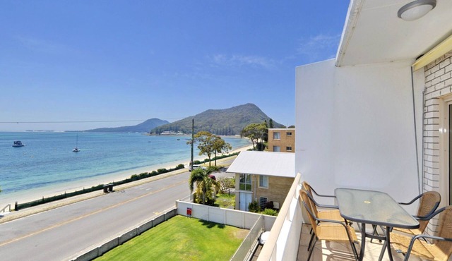 Del Rae, Unit 12/25 Shoal Bay Road - North-facing apartment overlooking the Bay