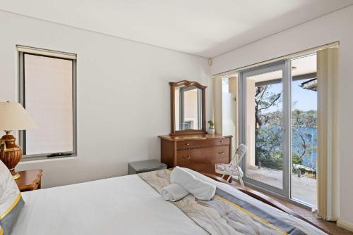 Deluxe Waterfront Queen Room in Caringbah South - Gorgeous Views All Around - Shared Bathroom