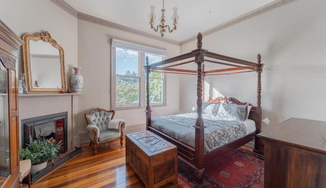 Derby Bank House- Heritage listed two bedroom old school B&B suite or a self contained cabin