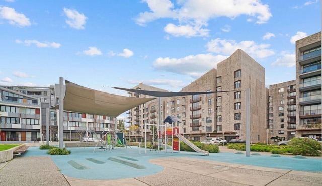 Designer 1BR Apt | Rooftop Oasis & Fast CBD Access