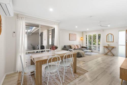Designer Beach House with Pool, Firepit and Kayaks in Buddina