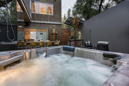 Djurapin - Sophisticated Coastal Haven with Jacuzzi